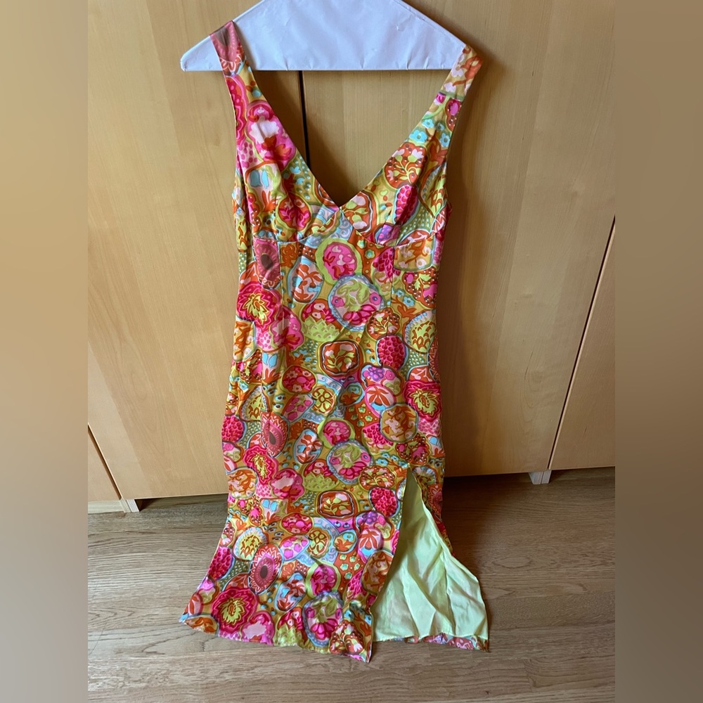 Nanette Leopore Size 6 midi floral print v neck dress with slit